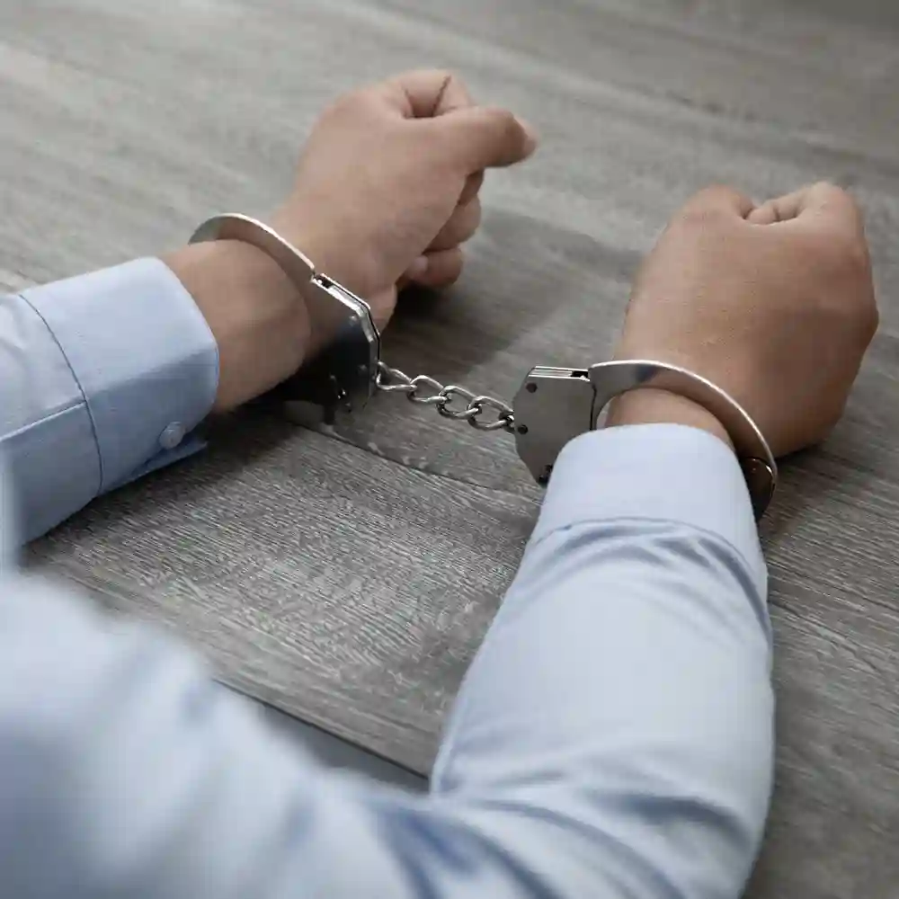 Злочинець у наручниках